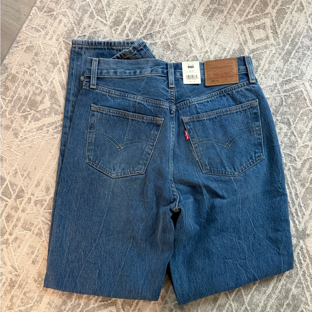 NWT Levi's Women's Jeans in Blue - Picture 4 of 6